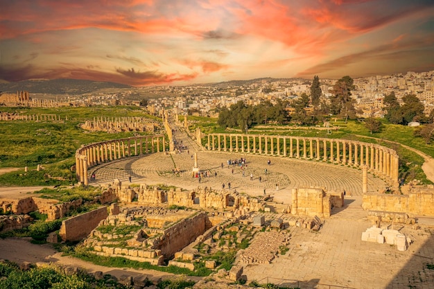 Turisti alle rovine di Jerash al tramonto