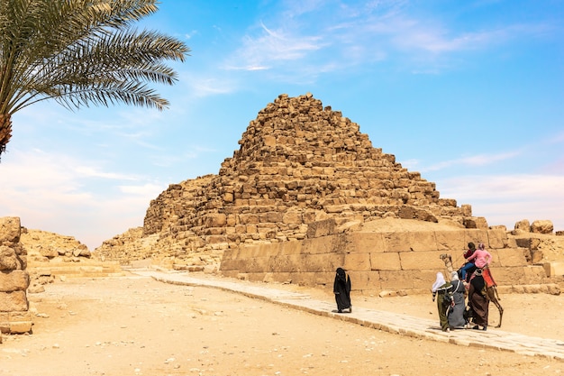 Turisti arabi vicino a una delle piramidi di Giza, in Egitto.