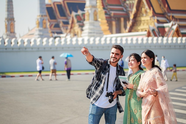 Turisti che camminano a Bangkok in Tailandia