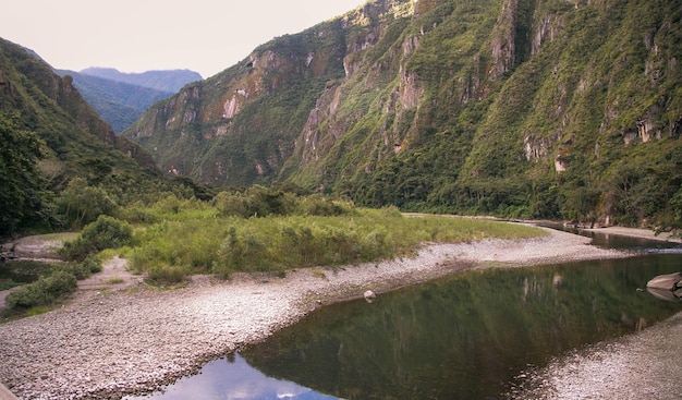 Turisti che camminano lungo la linea ferroviaria verso Machupicchu dalla centrale idroelettrica.