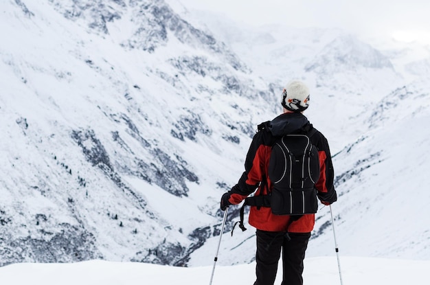 Turisti che camminano su un paesaggio coperto di neve