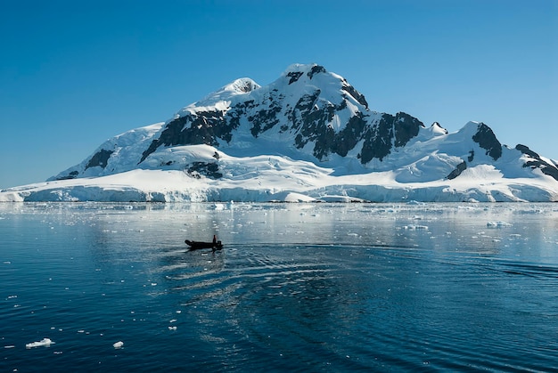 Turisti che osservano un ghiacciaio sulla penisola antartica della baia di paradiso dell'Antartide