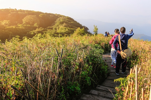 turisti che puntano a vedere da viaggio naturale di vacanza