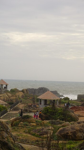 Turisti che si godono il bellissimo paesaggio panoramico della spiaggia di Muttom, luogo inquinato da rifiuti