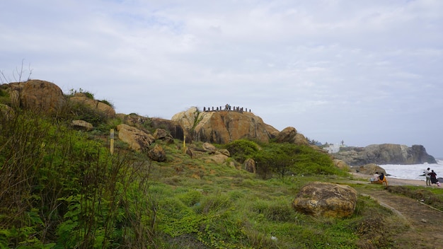 Turisti che si godono il bellissimo paesaggio panoramico della spiaggia di Muttom, luogo inquinato da rifiuti