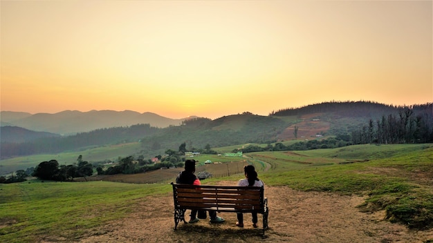 Turisti che si godono la splendida vista di Wenlock Downs 9th Mile Shooting Point Ooty durante il tramonto Deve visitare il posto in serata dai turisti