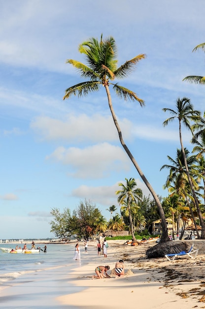 Turisti che svolgono varie attività sulla spiaggia di Carabela a Punta Cana Repubblica Dominicana