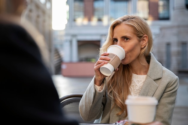 Turisti che visitano la città e bevono caffè