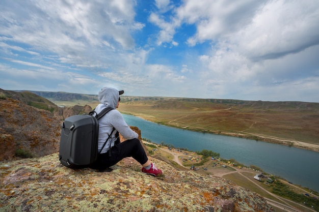 Turisti con zaini che si rilassano sugli scogli