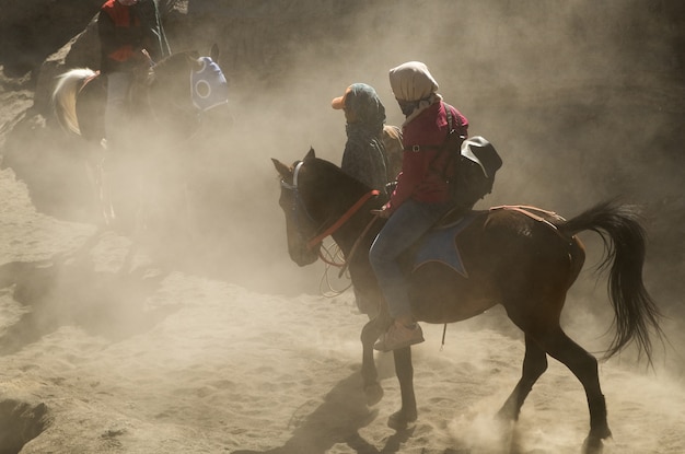 Turisti, contando sul cavallo per viaggiare attraverso il deserto