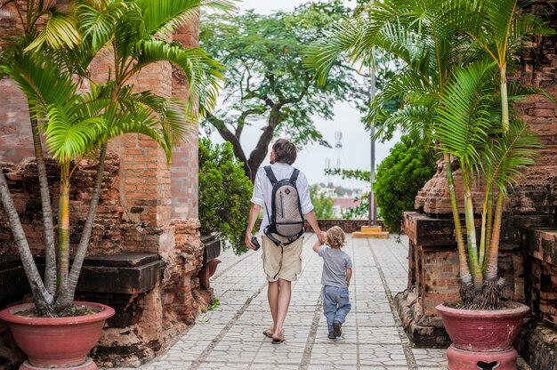 Turisti del figlio del padre e del bambino nel Vietnam. Po Nagar Cham Tovers.