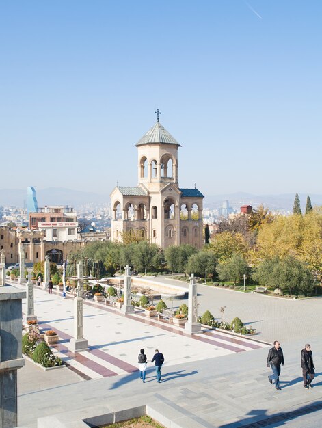 Turisti di fronte alla Cattedrale della Santissima Trinità