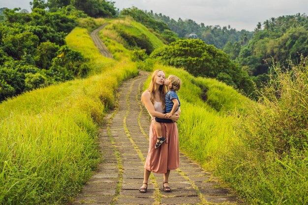 Turisti di mamma e figlio a Campuhan Ridge Walk, Scenic Green Valley a Ubud Bali. Viaggiare con il concetto di bambini