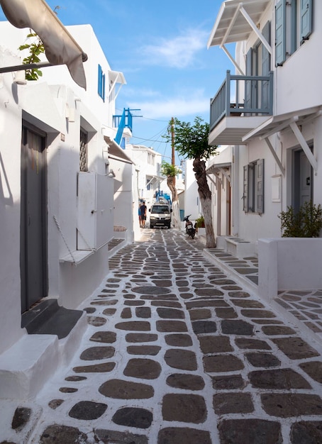 Turisti e negozi tra case di architettura delle Cicladi della Città Vecchia Chora Mykonos Grecia