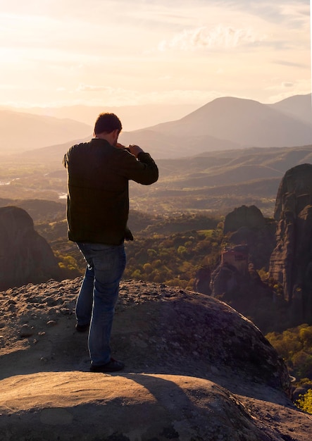 Turisti e vista sulle montagne di Meteora e sul monastero di Rusanou dal ponte di osservazione in Grecia