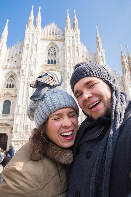 turisti felici che scattano un autoritratto con i piccioni di fronte