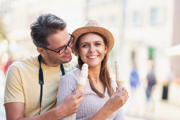 turisti felici durante le vacanze estive