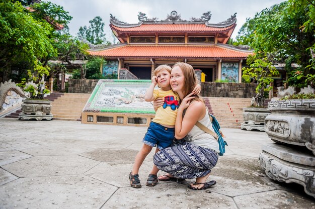 Turisti felici mamma e figlio nella pagoda di LongSon