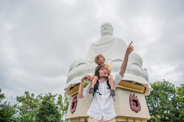 Turisti felici papà e figlio nella pagoda di LongSon