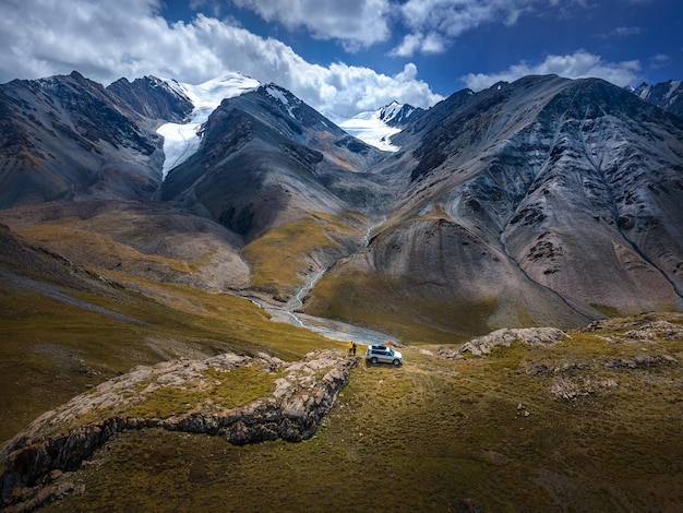 turisti in auto in cima alla montagna