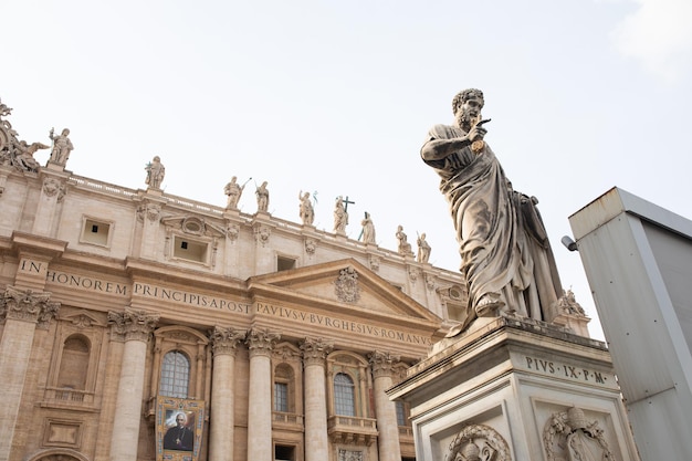 Turisti in Piazza San Pietro, capolavoro architettonico con la cupola di Michelangelo in Vaticano.