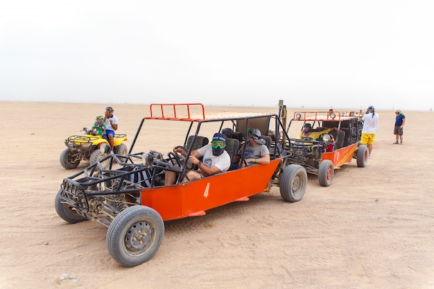 Turisti pronti a correre nel deserto