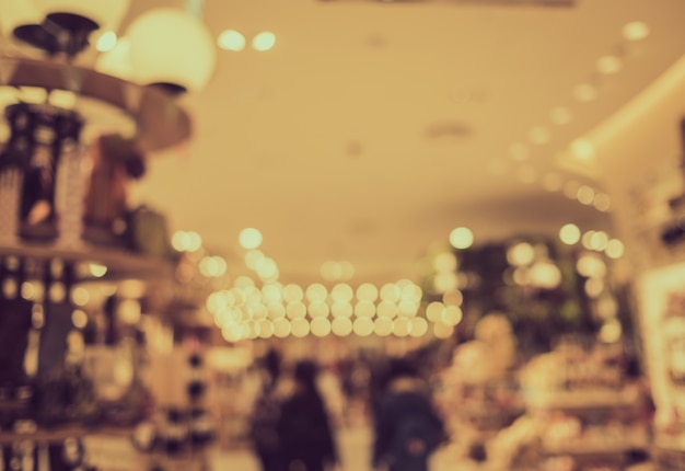 Turisti sfocati nel centro commerciale con bokeh - colore retrò