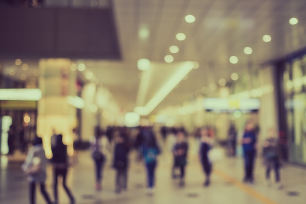 Turisti sfocati nel centro commerciale con bokeh - colore retrò