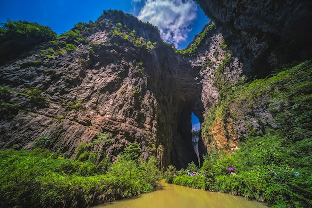 Turisti su un percorso lungo il torrente nel Parco Nazionale di Wulong