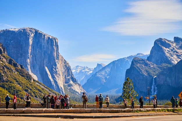 Turisti sul percorso che si godono l'iconico Yosemite Tunnel Vista dell'intera valle al mattino presto