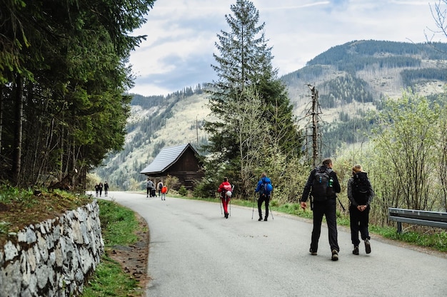 Turisti sul sentiero in montagna