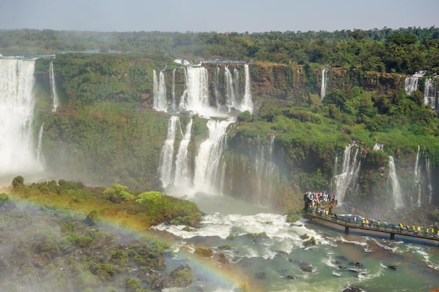 Turisti sulla piattaforma nelle acque del fiume Iguacu a Iguacu Falls Brasile