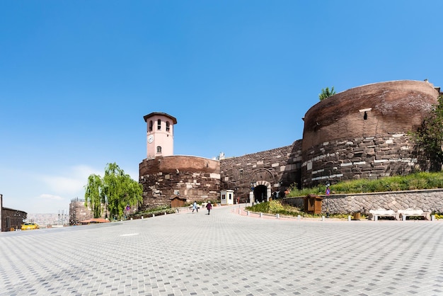 Turisti vicino al cancello del vecchio castello di Ankara