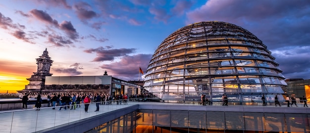 Turisti vicino alla cupola del reichstag