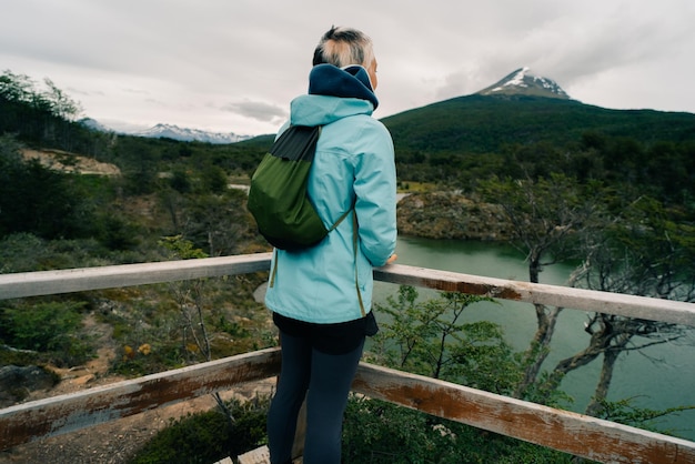 turistico a Bahia Lapataia in mezzo alle montagne di Tierra del Fuego