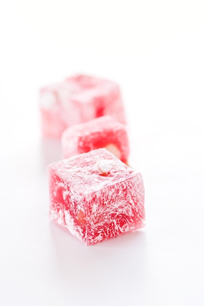 Turkish Delight Lokum Dolce delizia turca lokum Dessert tradizionale Sfondo bianco Verticale