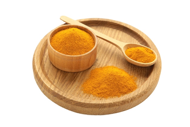 Turmeric Curcuma in polvere su piastra di legno isolata su sfondo bianco