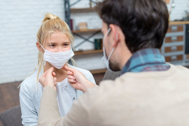 Tutor che impara la ragazza a usare la maschera