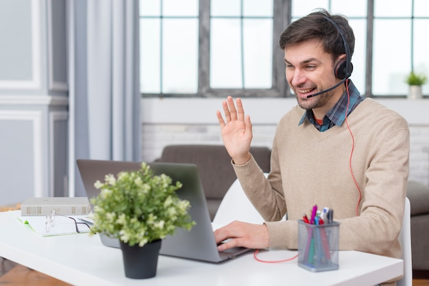 Tutor che tesse i suoi studenti online da casa sua