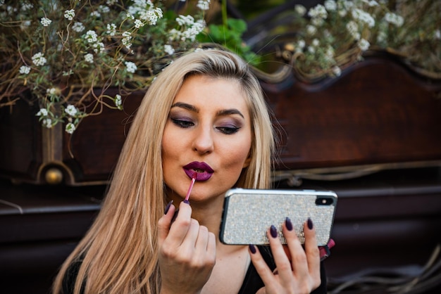 Tutorial di trucco blog di moda signora sexy mettere il rossetto sulle labbra cosmetici e trucco seguire la mia moda prepararsi per un appuntamento o un incontro sempre con un bell'aspetto bellezza bionda usare il telefono come specchio