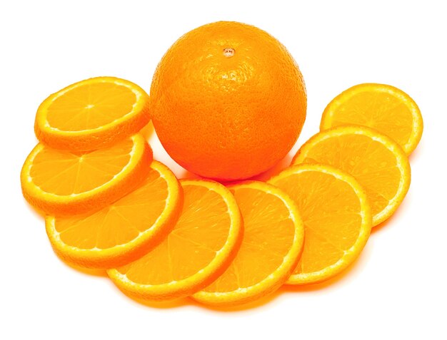 Tutta la frutta arancione e i suoi segmenti o cantles isolati su sfondo bianco ritaglio
