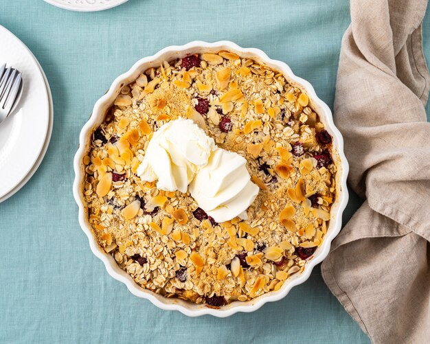 Tutta la mela e la pera si sbriciolano con il dessert dolce dello streusel del gelato con la vista superiore della frutta stufata