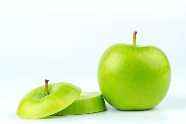 Tutta la mela verde frutta con fetta tagliata isolata su sfondo bianco