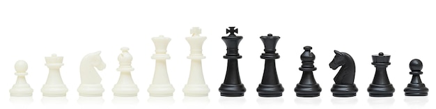 Tutti gli scacchi sono in fila su uno sfondo bianco