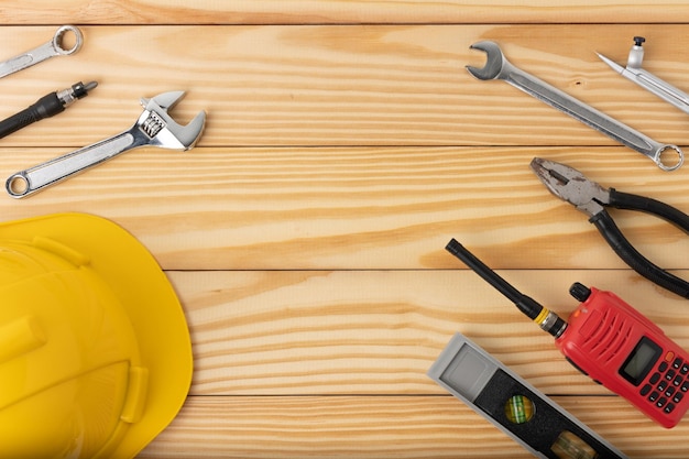 Tutti gli strumenti forniscono la costruzione domestica sullo sfondo del tavolo in legno. Costruzione di attrezzature per la riparazione di utensili.