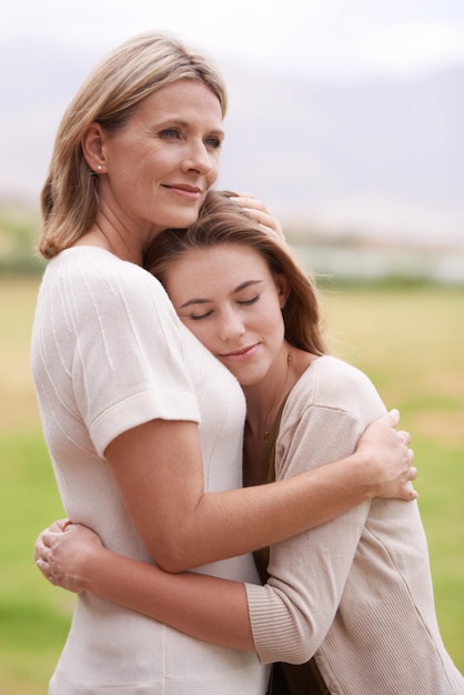 Tutti hanno bisogno di un abbraccio così ogni tanto Una madre che abbraccia sua figlia