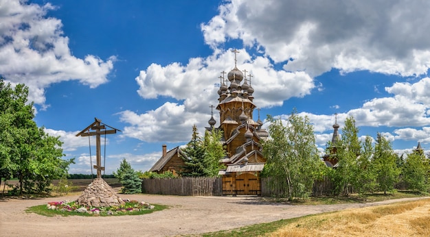 Tutti i santi in legno skete, una parte della Svyatogorsk Lavra in Ucraina, in una soleggiata giornata estiva