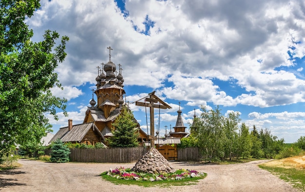 Tutti i santi in legno skete, una parte della Svyatogorsk Lavra in Ucraina, in una soleggiata giornata estiva