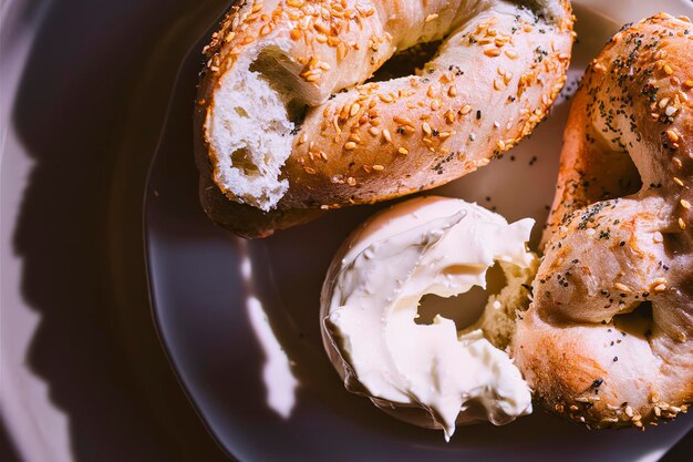 Tutto bagel con semi servito con formaggio a crema