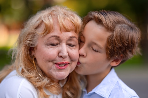 Tutto il suo amore per la nonna in un bacio